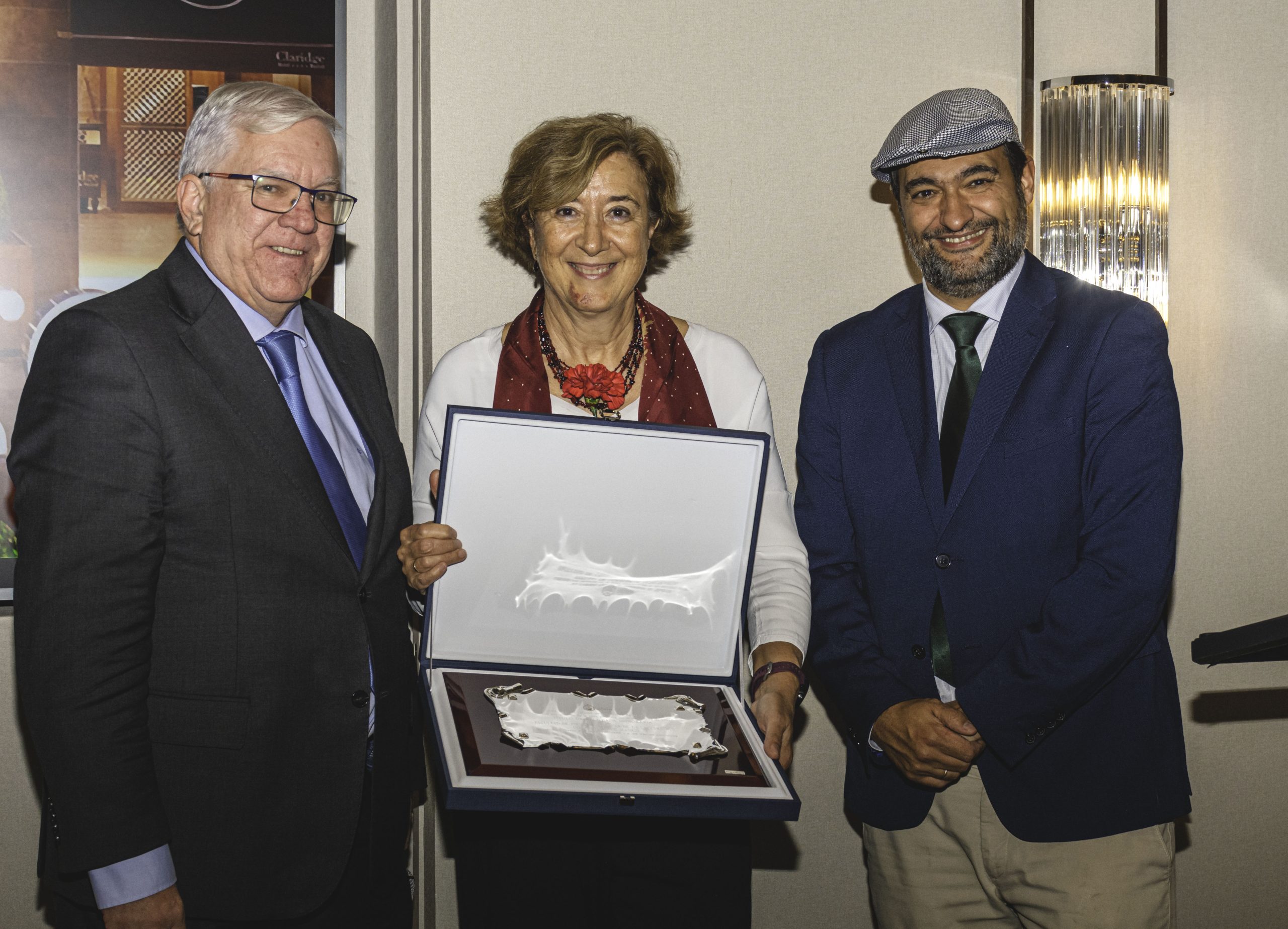 Dña. Lourdes Campanero Campanero recibiendo el Galardón de Colegiada Distinguida